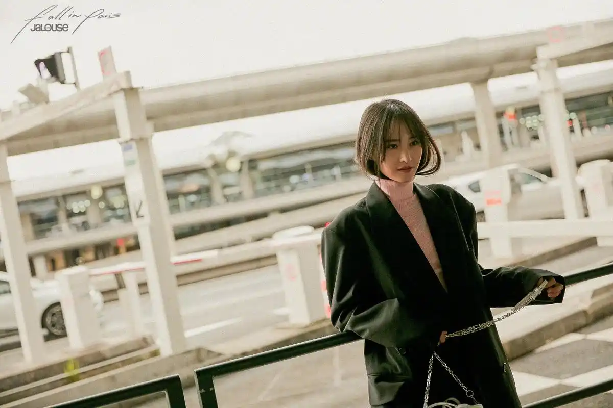 郑爽黑色西装搭配嫩粉色高领毛衣,又酷