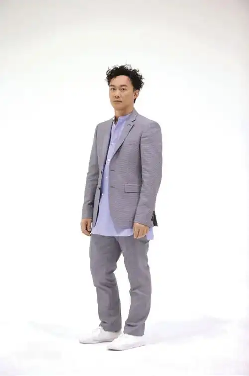 陈奕迅搞新花样!腰间系个牛仔衣充当时尚,竟还穿老布鞋来走机场