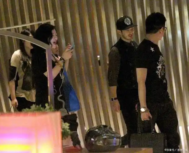 胡彦斌与美女亲密合影.网友提供的合影照片,两人的亲密举动非常暧昧.