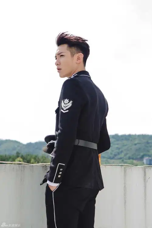组图:柯震东首演电视剧 军装造型阳光帅气