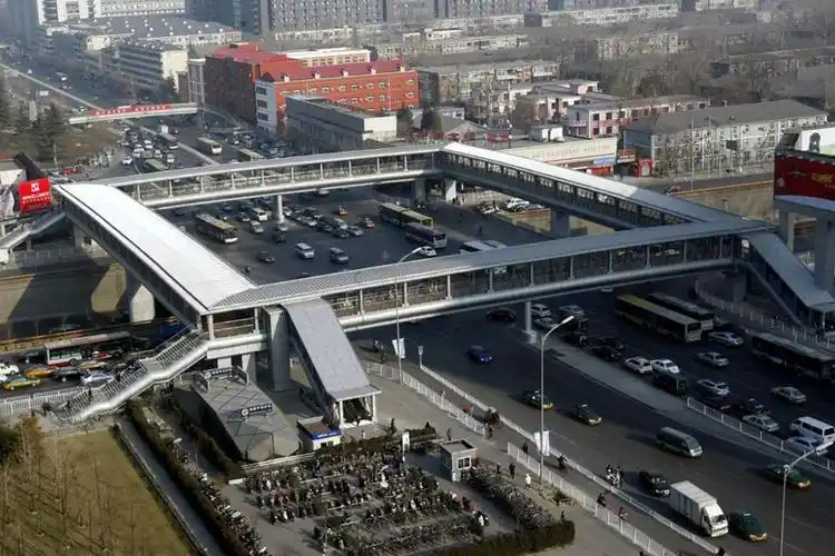 12月28日,贯通北京"大堵点"中关村一号桥的"口字形"过街天桥正式投入