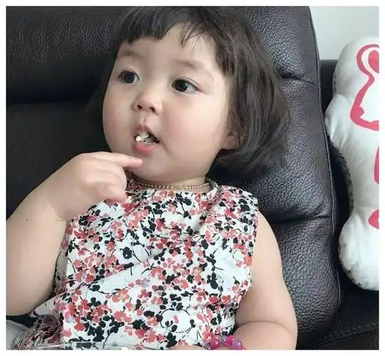 可爱的韩国小姑娘李罗熙,天生一张讨喜的圆脸,配着一双圆溜溜的大眼睛