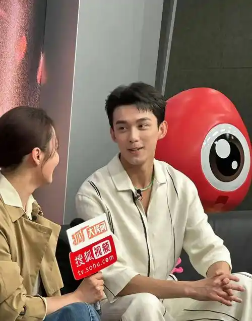 不是细皮嫩肉,不会是擦破一点皮就哇哇直叫的某综艺爱豆,吴磊用实力