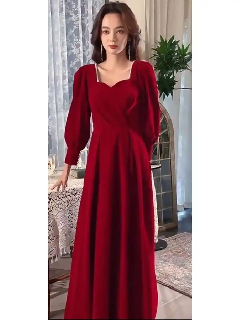 帮忙选选,冬天穿配红裙子哪双鞋合适啊,    都挺喜欢,但是想知道哪双