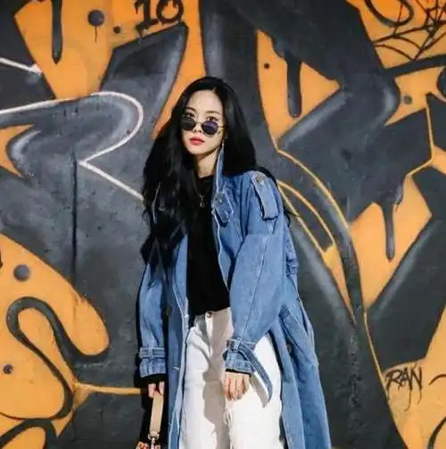 王霏霏在西安的表演服装针织衫叠穿配高筒靴造型又美又保暖