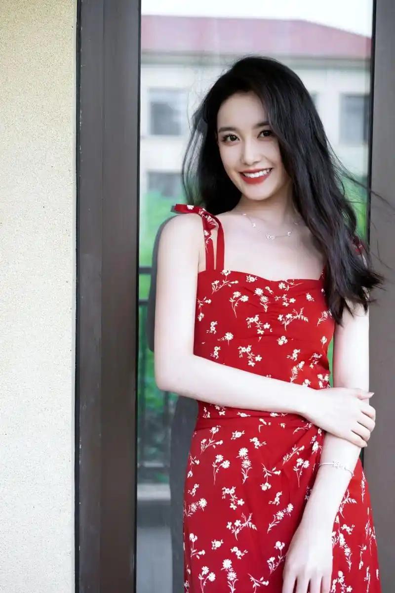 邻家少女如今亭亭玉立 蒋依依穿着红色碎花吊带连衣裙的造型我太爱了!