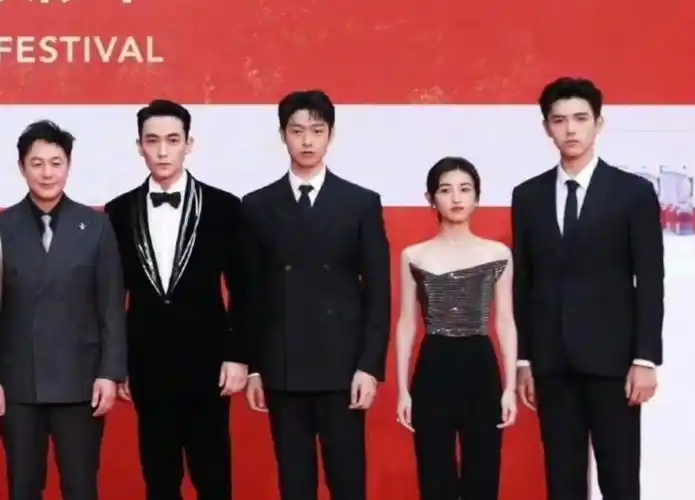 被张子枫身高刷屏网友称她只有150厘米可能吗