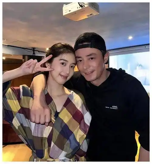 霍建华搂"妹妹"亲密合影,左右为难婆婆,引发家庭风波!