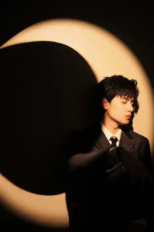 胡先煦拿玫瑰花走红毯#西装帅哥手拿红玫瑰,这个杀伤力谁懂,小胡恼骀