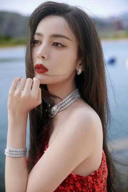 古力娜扎一字斜肩亮闪红色连衣裙写真_造型_大片_身材