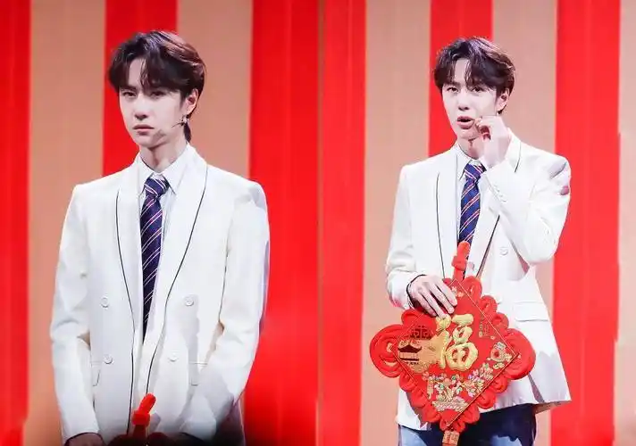 王一博生图都难掩帅气,银线西装配中分发型,儒雅帅气,超靓_黑色_男生