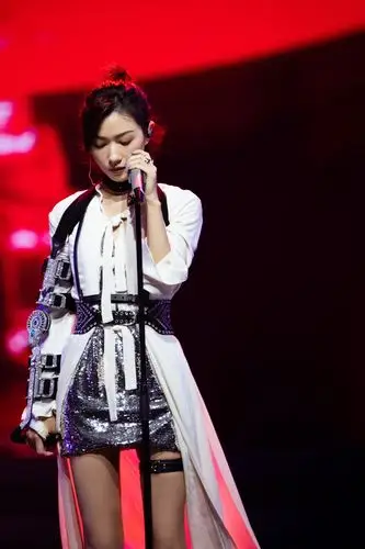 2020-09-02 10:22:17 湖南妹子万茜在《乘风破浪的姐姐》的舞台上