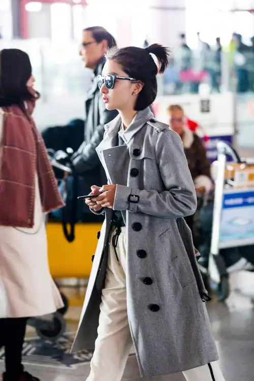 周冬雨时尚炫酷机场街拍图片_明星_美桌图片库