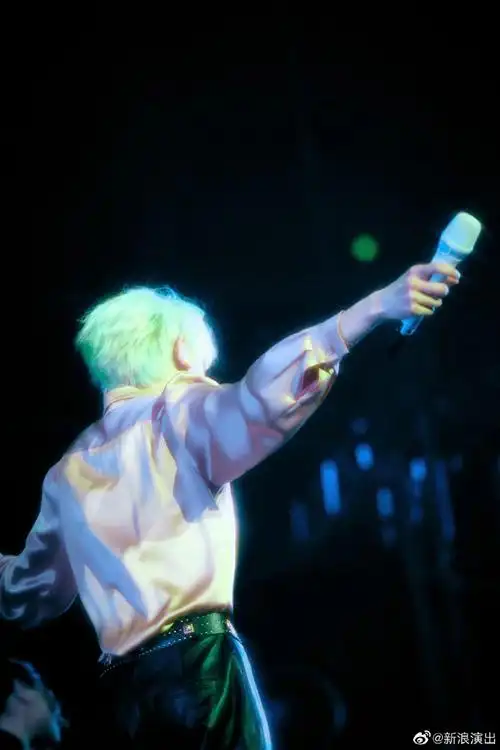 王源绿发背影照#@tfboys-王源微博分享绿发背影照,森系小源上线!