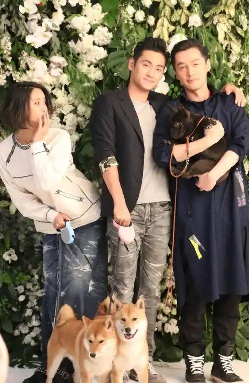 胡歌送花支持袁弘话剧,兄弟俩久违同框,老胡素颜出镜笑出褶子