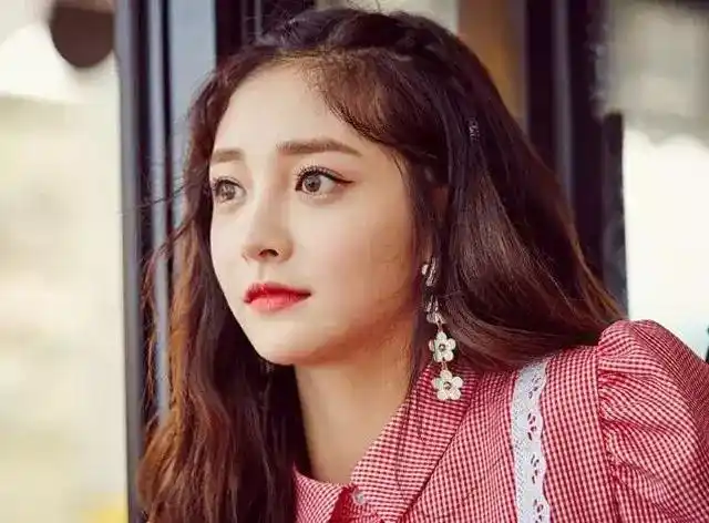 被韩国人评为最美面孔,但她也才20岁,今因偶像练习生而走红