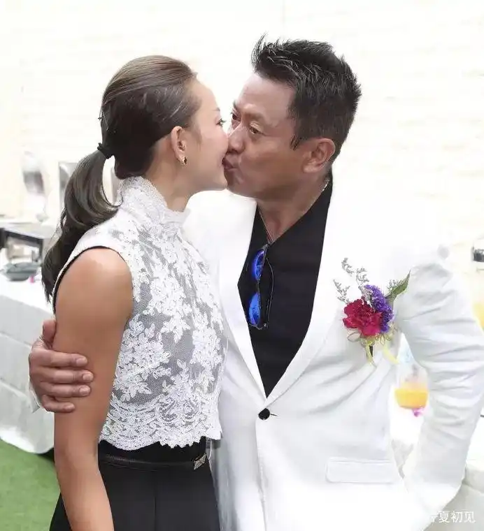 历经3段恋情,错过滕丽名,娶小20岁的张利华,魏骏杰如今怎样了