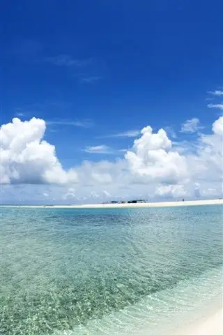 蓝天白云的海滩