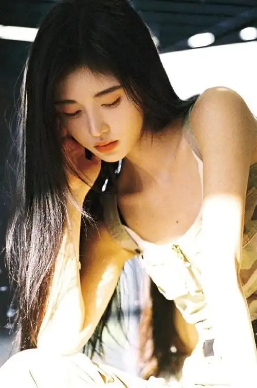 在众多的明星中,鞠婧祎无疑是一个独特而耀眼的存在.