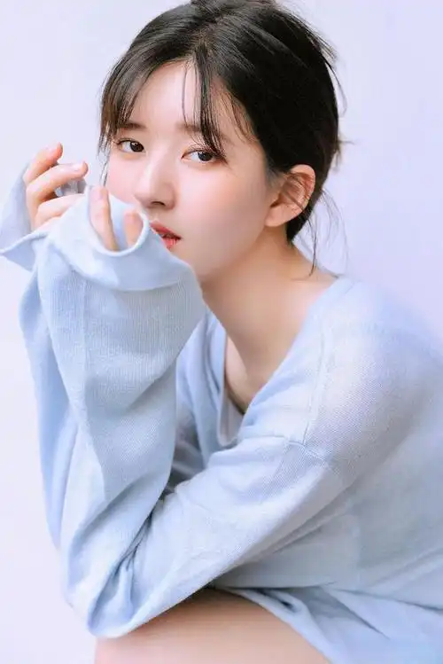 版型宽松简约舒适,很符合她这种长相甜美的女孩装扮