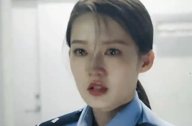 选对题材,表演层次鲜明话说看到李沁的警服造型,想起《中国机长》里