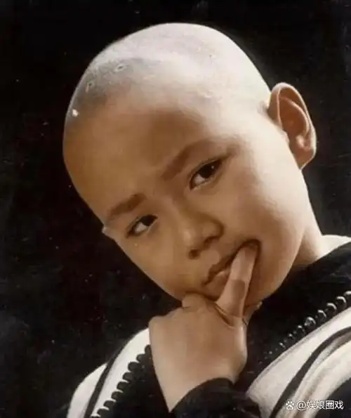 他曾经是广为人知的童星,他主演的电视剧《真命小和尚》几乎家喻户晓.