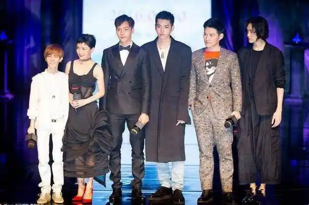 上图能看出,郭采洁穿着"恨天高",在1米82的陈伟霆面前,还是很娇小的.