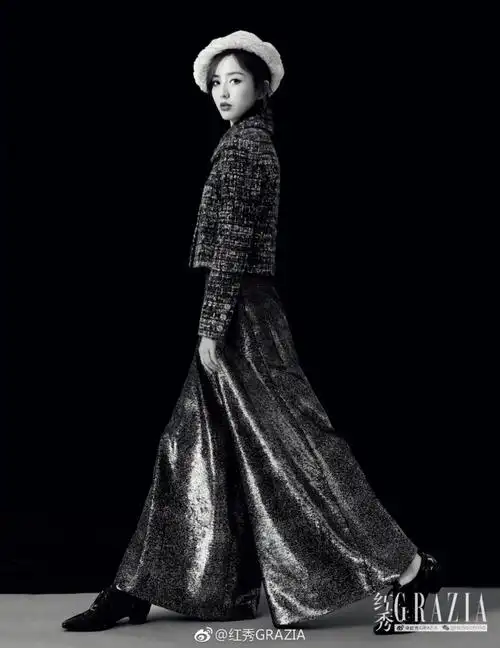 佟丽娅登封吊带裙大秀香肩黑白风眼神笃定攻气十足