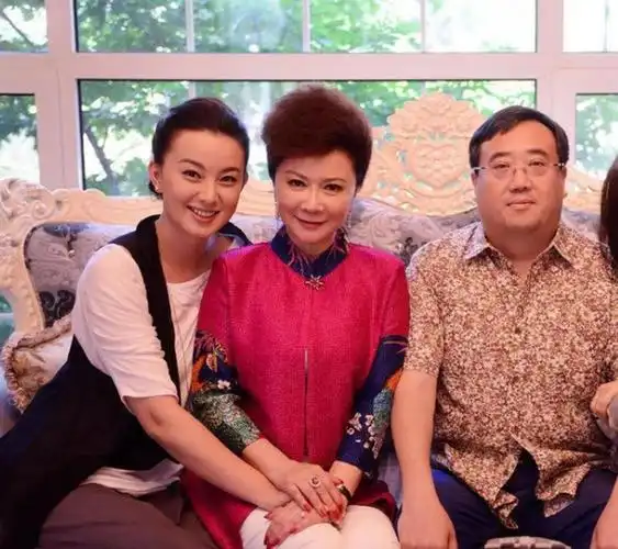 回顾蔡明嫁初恋丁秋星结婚38年生一子如今儿子是她的骄傲