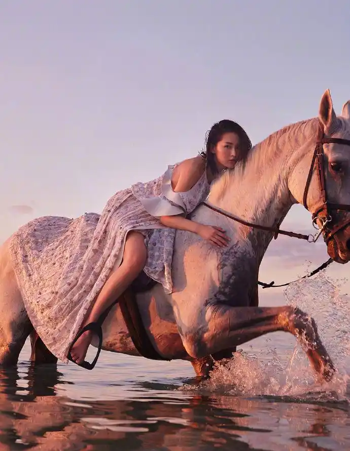 李沁赤足白裙海边唯美写真图片