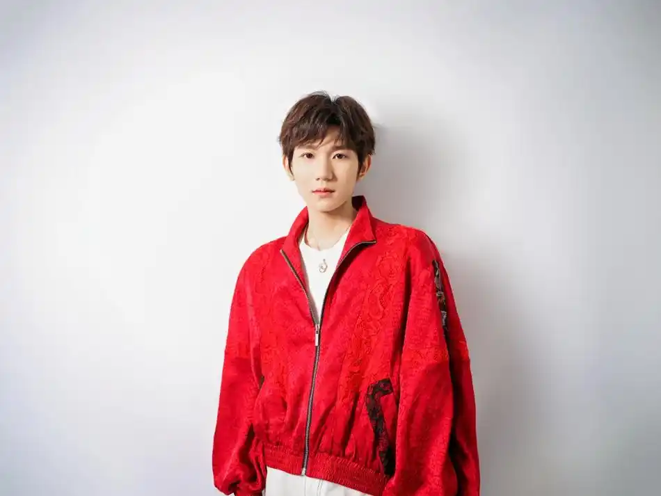 王源穿红色暗纹夹克红火喜庆举牛气冲天送祝福