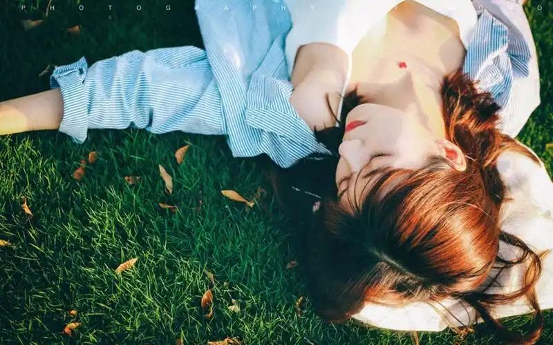 清纯文艺女生唯美逆光写真图片桌面壁纸