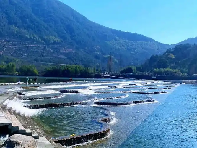 水坝设置有通车区方便富阳壶源溪两岸的行车往来开车从水坝上过可以