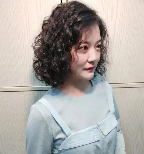 女人过了45发型这样剪洋气利落显年轻温婉时尚有气质