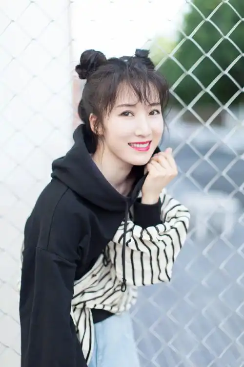 "苏家二嫂"李念太会玩!"一半衬衣,一半卫衣",反差风忒时髦