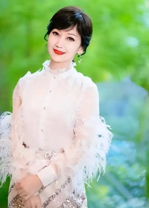 赵雅芝的3个儿子:老大47岁老二44岁老三37岁,个个都很优秀