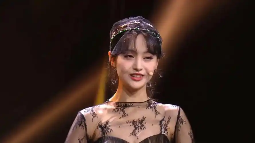 郑爽穿晚礼服跳舞##天猫小黑盒盛典# #爆款. 来自怜熙剧 - 微博