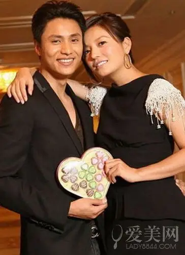 何炅上节目唱哭谢娜 看男女明星与闺蜜亲密瞬间