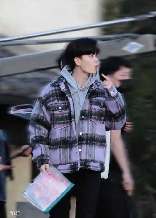 任嘉伦嘟嘟嘴92十八宫格大年初七啦……一起来嘟嘟嘴92