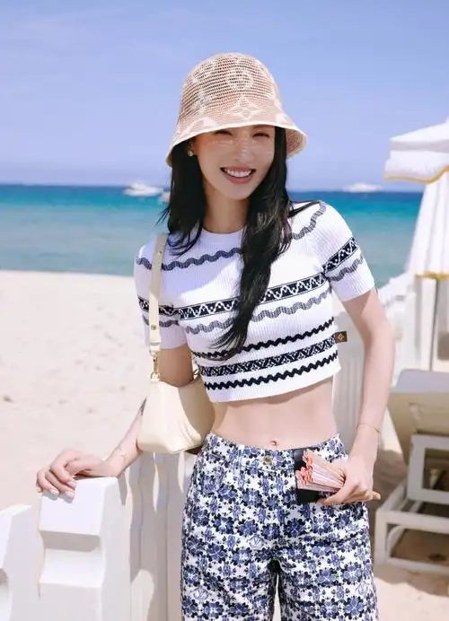 金晨分享海边美照,秀性感小蛮腰马甲线,笑容甜美灿烂宛如初恋