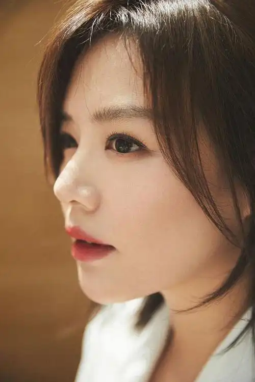 马思纯白色西服裙拍写真优雅高级 短发干练眼神撩人感染力足