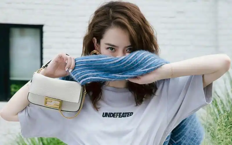 戚薇优雅迷人桌面壁纸-美女壁纸-高清美女图片-第3图-娟娟壁纸