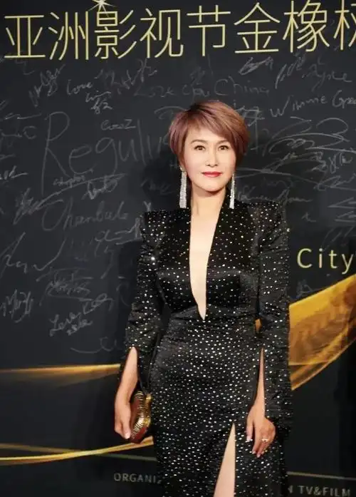 50岁女警惊艳裙装!