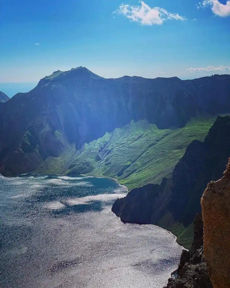 长白山天池 长白山天池是我国最大的火山湖,海拔2189.