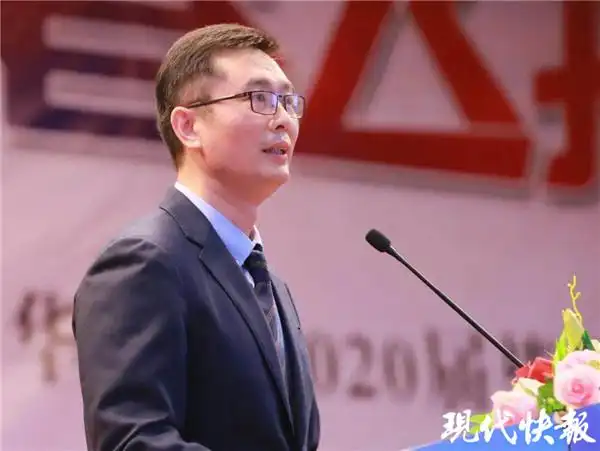 这是7月20日,南京市中华中学校长徐飞,在学校高中毕业典礼上说给学生