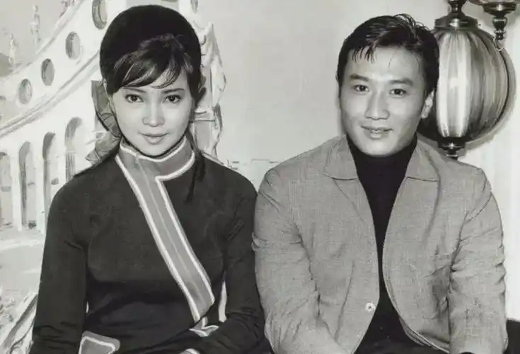 和萧芳芳分手没有多久,谢贤在拍摄《缇萦》时与刚刚入圈的新人甄珍