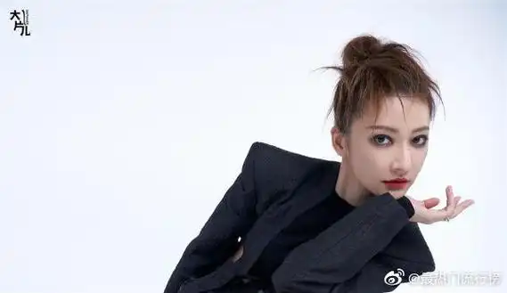 他在逆光中告白#女主阮念初的扮演者余玥超话释出一组"大片儿"写真