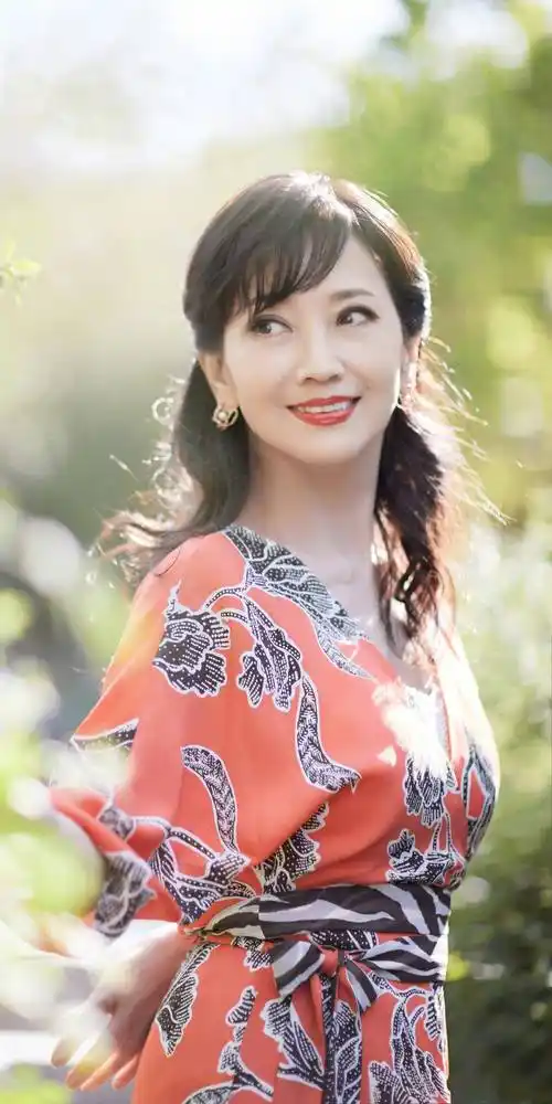 69岁的赵雅芝不服老,看这一身少女打扮,仍然是玉女掌门_状态_荧屏