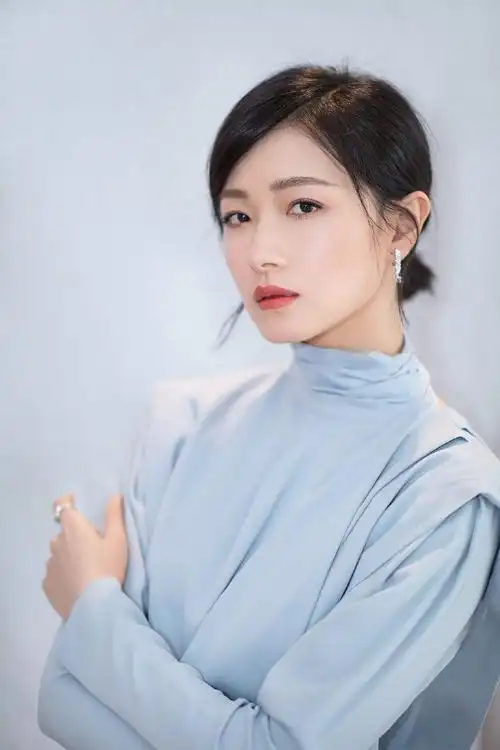 蓝色上衣的万茜,美的让人惊艳,看到裙子沉默了!