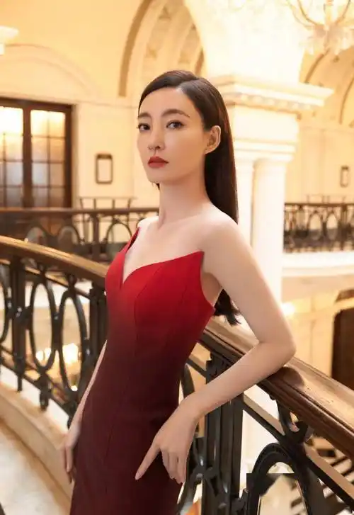王丽坤宝格丽活动造型写真华美绽放 红裙珠宝高贵优雅光彩照人_好身材